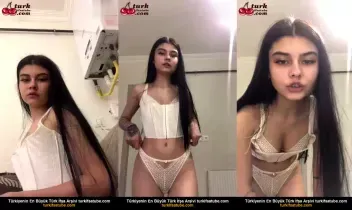 Beyaz dantelli külotlu seksi çıplak dansçı