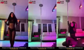 Çıplak Kızın Sakso Yayını Odada